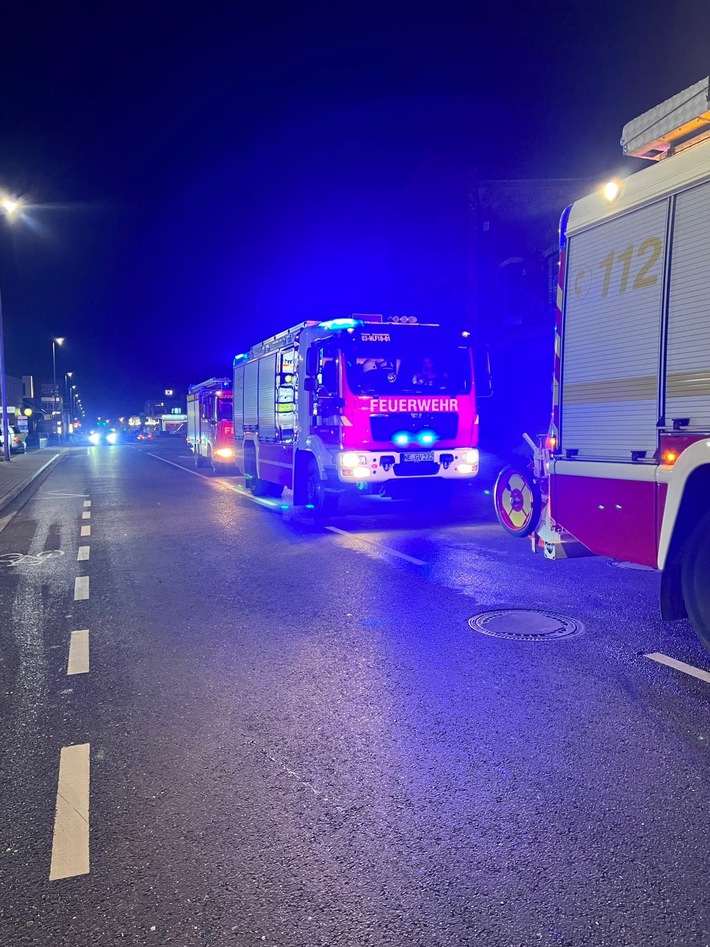 FW Grevenbroich: Feuerwehr löscht Holzanbau und muss zu Hochhaus ausrücken - Feuerwehrmann verletzt sich leicht