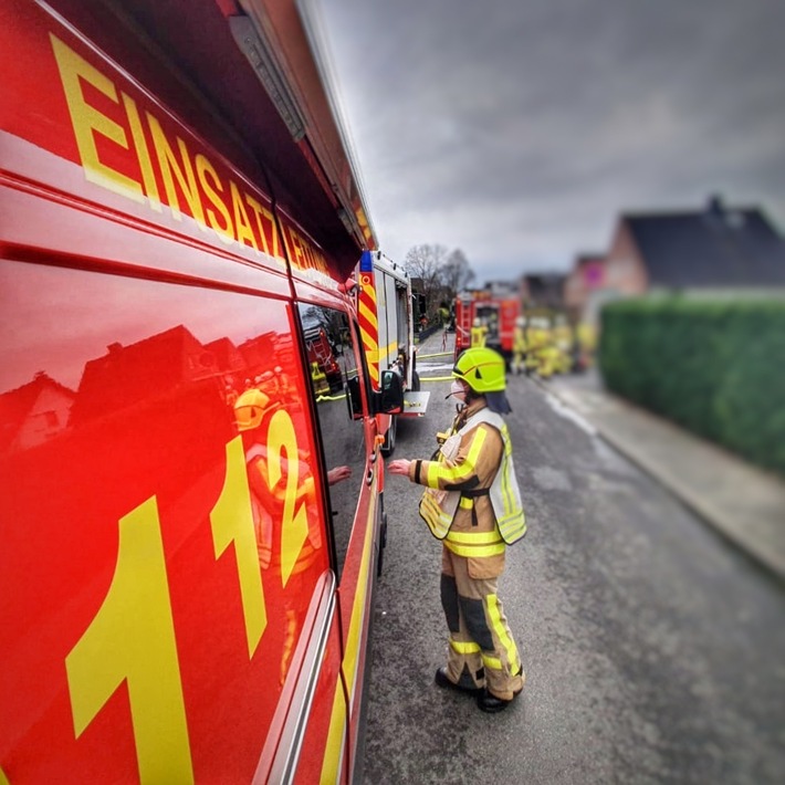 FW Grevenbroich: Kleinkind nach Sturz in Kellerschacht gerettet / Feuerwehr stemmt Schacht auf und befreit Kind unverletzt