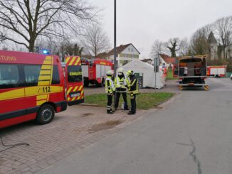 FW Horn-Bad Meinberg: Hauptgasleitung beschädigt - akute Explosionsgefahr für mehrere Häuser - 60 Personen evakuiert