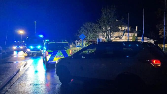 FW Horn-Bad Meinberg: PKW in Vollbrand - Übergreifen auf Gebäude kann verhindert werden