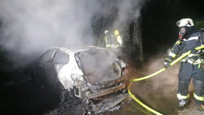 FW Horn-Bad Meinberg: PKW in Vollbrand - weiterer PKW beschädigt