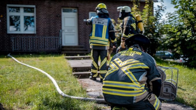 FW Hünxe: Brennender Mülleimer in Gebäude