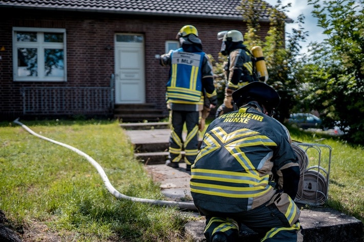 FW Hünxe: Brennender Mülleimer in Gebäude