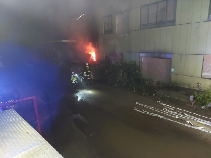 FW-KLE: Erneuter Brand in ehemaligem Fabrikgebäude