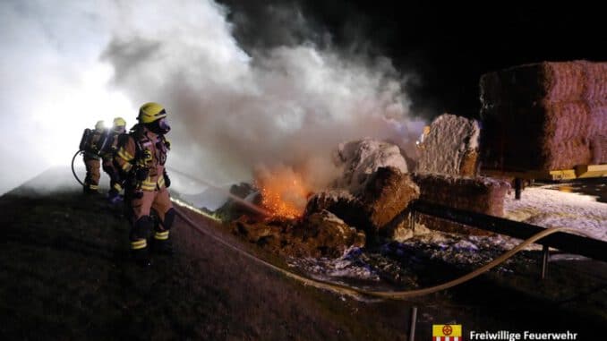 FW Kamen: Brennendes Stroh auf der Autobahn A2 am Kamener Kreuz
