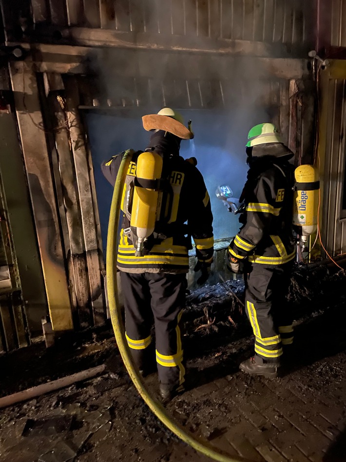 FW Königswinter: Brand in einer Wohncontaineranlage eines landwirtschaftlichen Anwesens