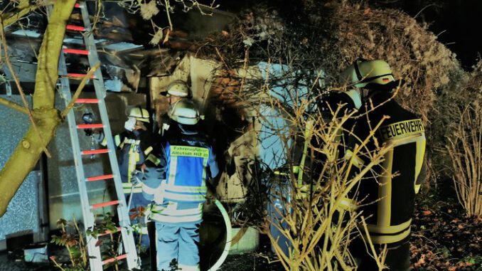 FW Königswinter: Feuerwehr verhindert weitere Brandausbreitung - Nächtlicher Einsatz in Königswinter