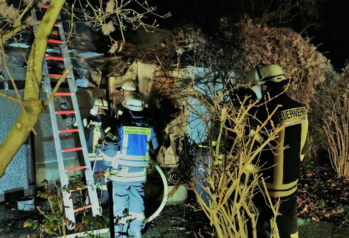 FW Königswinter: Feuerwehr verhindert weitere Brandausbreitung - Nächtlicher Einsatz in Königswinter