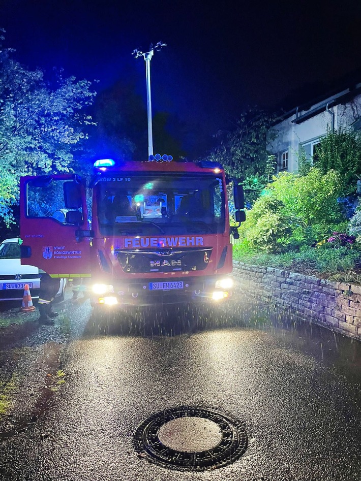 FW Königswinter: Gartenhütte brennt in Oberdollendorf