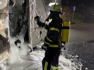 FW Königswinter: Wohnwagen brennt in Oberdollendorf