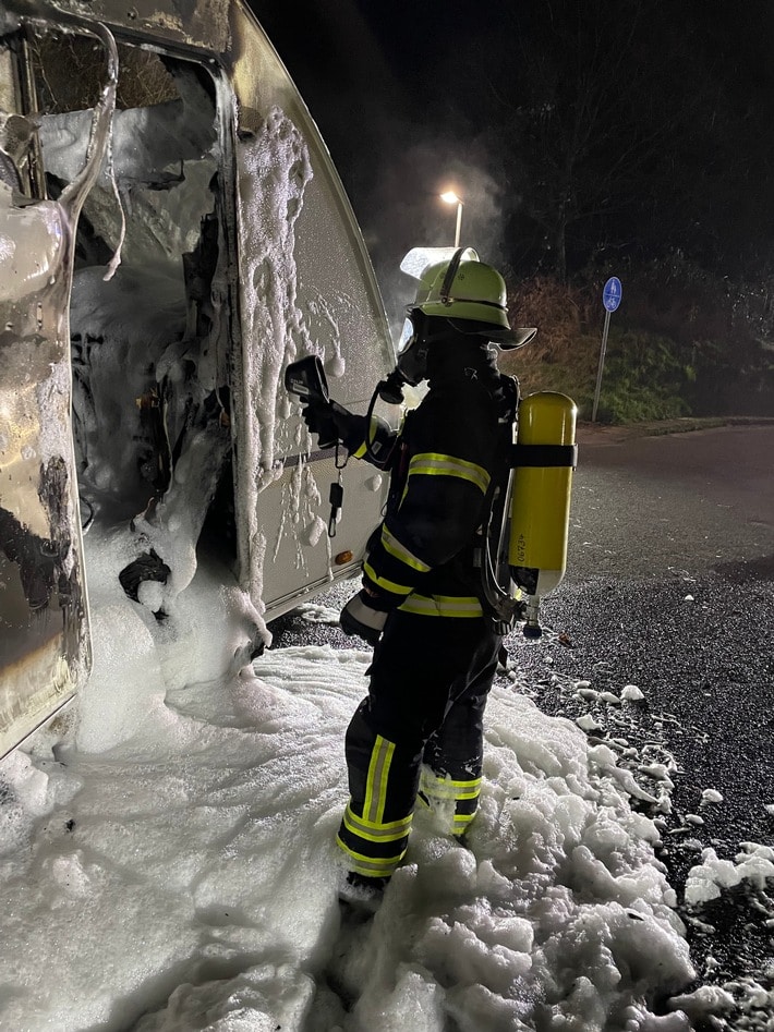 FW Königswinter: Wohnwagen brennt in Oberdollendorf