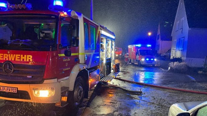 FW Lage: Feuer 3 / Dachstuhlbrand - 21.01.2022 - 18:39 Uhr