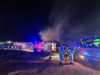 FW Lehrte: Großaufgebot der Feuerwehr Lehrte im Einsatz auf Recycling-Betrieb für Holz