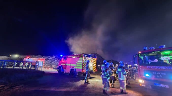 FW Lehrte: Großaufgebot der Feuerwehr Lehrte im Einsatz auf Recycling-Betrieb für Holz