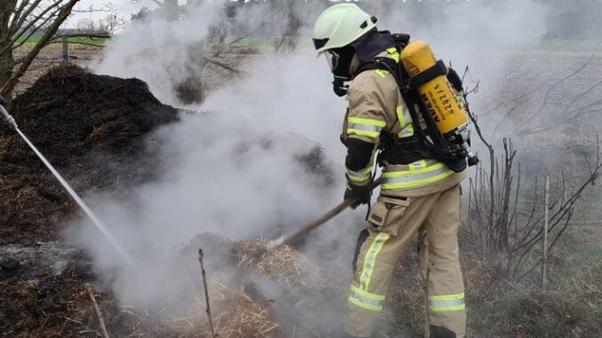 FW Lehrte: Spaziergängerin bemerkt Rauchentwicklung: schnelles Eingreifen der Feuerwehr verhindert Übergreifen auf Kaninchen Stallungen.