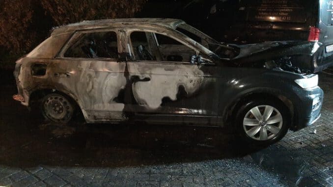 FW Lüchow-Dannenberg: 2 PKW brennen direkt am Wohnhaus - Feuerwehr verhindert ein Übergreifen der Flammen - beide Autos Totalschaden