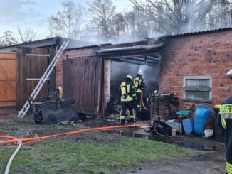 FW Lüchow-Dannenberg: Zwei Verletzte bei Scheunenbrand nahe Dannenberg ++ Feuerwehr verhindert ein übergreifen des Feuers auf weitere Gebäude ++ mehrere Hühner verendet ++ zwei Kaninchen gerettet