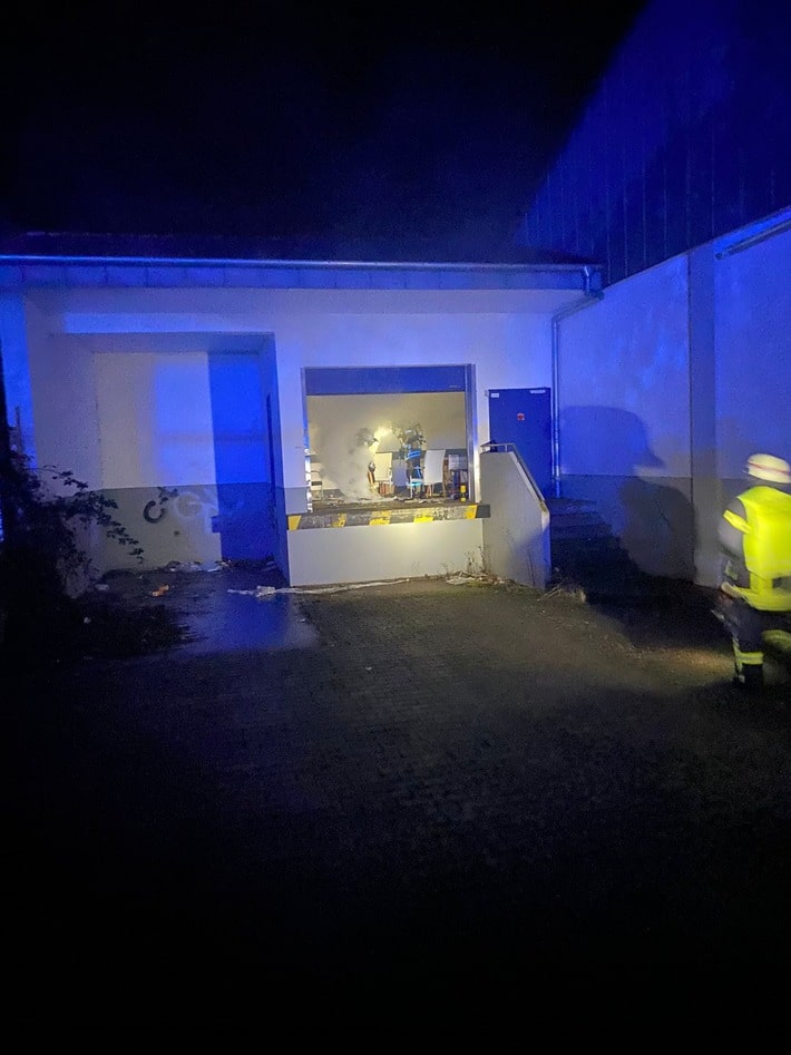FW Lügde: Unklares Feuer in Gebäude