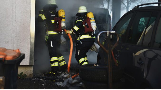 FW-M: Brand in Autowerkstatt (Mittersendling)