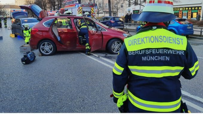 FW-M: Verkehrsunfall mit zwei Pkw (Neuhausen)