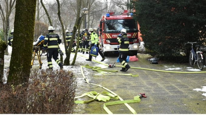 FW-M: Zimmerbrand mit zwei verletzten Personen (Ramersdorf)