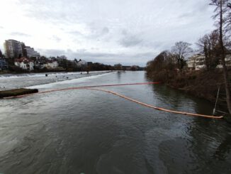 FW-MH: Öl auf Gewässer