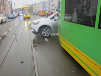 FW-MH: Verkehrsunfall zwischen PKW und Straßenbahn