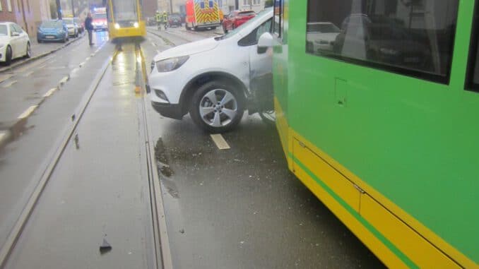 FW-MH: Verkehrsunfall zwischen PKW und Straßenbahn