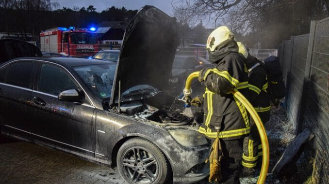 FW-MK: Feuer im Motorraum
