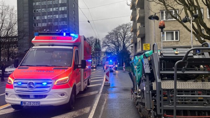 FW-MK: PKW in Baustelle