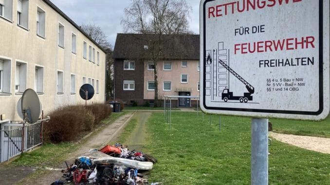 FW Moers: Kellerbrand - Nachbarn bringen Familie über Leitern in Sicherheit