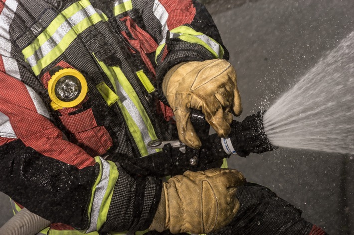 FW Norderstedt: Brennender Unterstand - Feuerwehr verhindert Brandausbreitung auf Kindertagesstätte