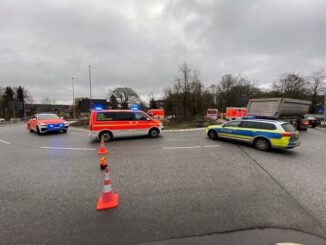 FW Norderstedt: Ochsenzoll-Kreisel: Verkehrsunfall zwischen LKW und PKW