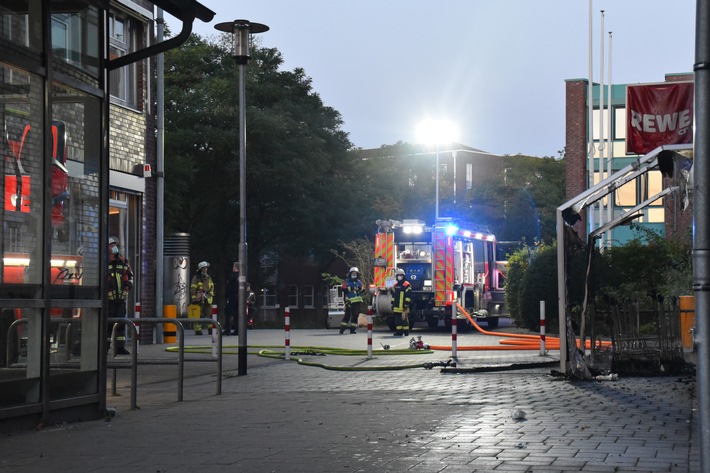 FW Norderstedt: Unterstand für Einkaufswagen an Fassade ausgebrannt - Umfangreiche Nachkontrolle
