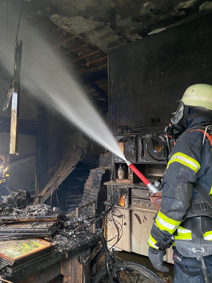 FW-OG: Brand in unbewohntem Bauernhaus
