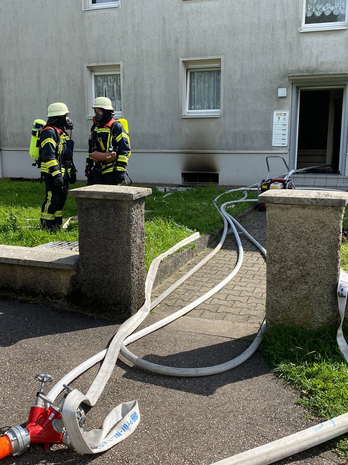 FW-OG: Kellerbrand in Mehrfamilienhaus
