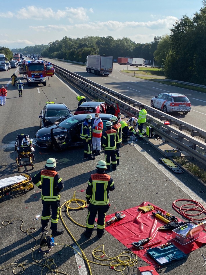 FW-OG: Verkehrsunfall auf der Autobahn, Feuerwehr befreit eine Fahrzeuginsassin