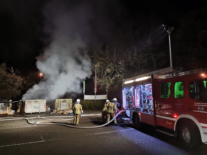 FW Osterholz-Scharm.: Aufwendiger Containerbrand