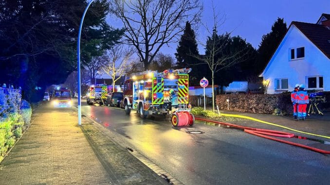 FW-PI: Schenefeld: Wintergarten in Vollbrand, Feuerwehr verhindert ein Übergreifen auf Dachstuhl, 3 verletzte Personen