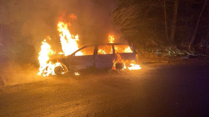 FW-PL: Fahrzeug in Vollbrand. Genaue Einsatzadresse erst unklar.