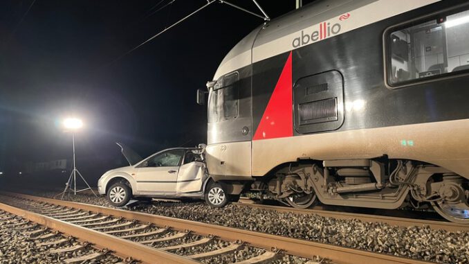 FW-PL: Verkehrsunfall mit Schienenfahrzeug ru4 Feuerwehr auf den Plan