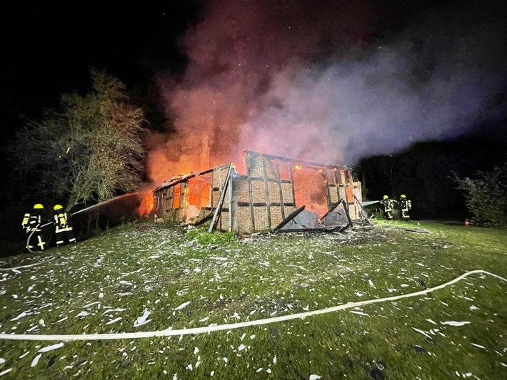 FW-ROW: Fachwerkgebäude durch Feuer komplett zerstört