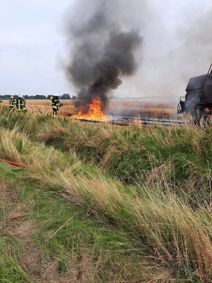 FW-ROW: Nachbarschaftliche Löschhilfe beim Mähdrescherbrand in Helvesiek