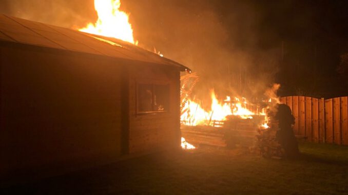 FW Ratingen: Gartenhaus im Vollbrand -schwierige Wasserversorgung-