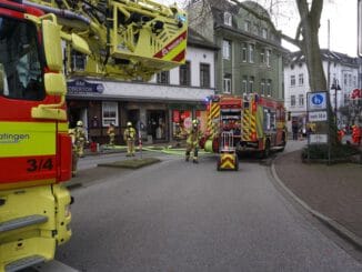 FW Ratingen: Schreck am frühen Nachmittag - Keller in Gaststätte komplett verraucht