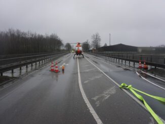 FW Ratingen: Schwerer Verkehrsunfall mit mehreren PKW und LKW