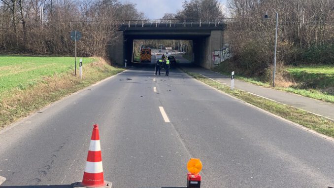 FW Ratingen: Verkehrsunfall mit drei Verletzten auf der K19