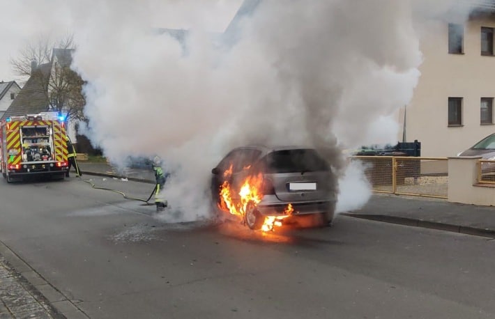 FW Sankt Augustin: Feuerwehr Sankt Augustin löscht PKW-Brand in Hangelar