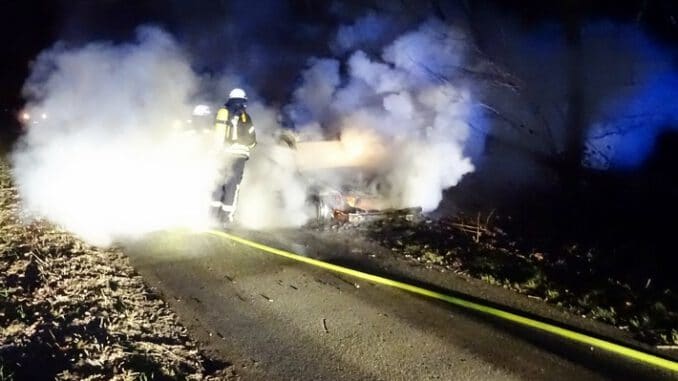 FW Sonsbeck: Auslaufende Betriebsmittel nach Verkehrsunfall und PKW-Brand