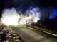 FW Sonsbeck: Auslaufende Betriebsmittel nach Verkehrsunfall und PKW-Brand